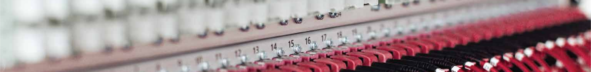 HDMI アクティブ光ケーブル (AOC) は、ハイブリッド光ファイバー技術/オールファイバー技術により、高解像度デジタル信号を実現